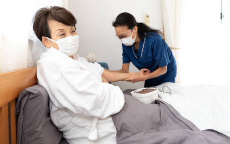 Điều dưỡng hỗ trợ người cao tuổi ăn uống và sinh hoạt hằng ngày tại Nhật
