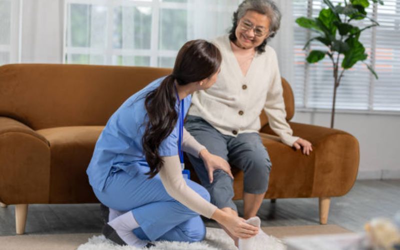 Điều dưỡng Nhật Bản hỗ trợ người cao tuổi tập phục hồi chức năng