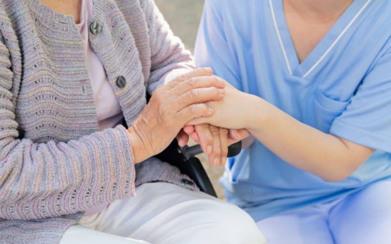 Hộ lý Nhật Bản chăm sóc người cao tuổi
