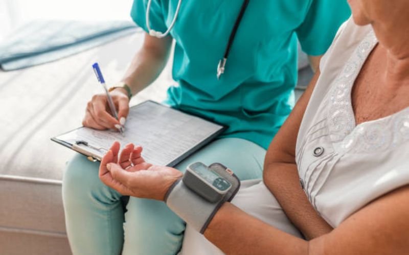 Hộ lý Nhật Bản trò chuyện và hỗ trợ tinh thần cho người cao tuổi