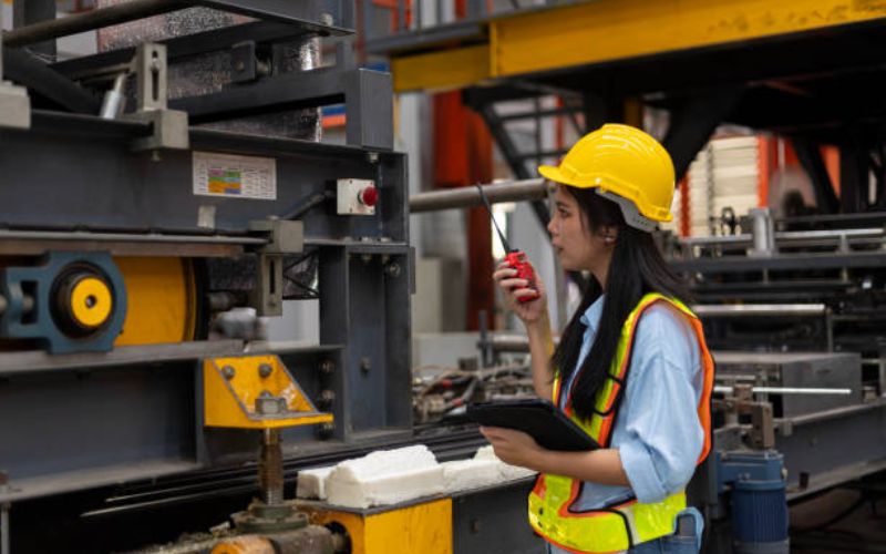 Xuất khẩu lao động Nhật Bản cho nữ kiểm tra máy